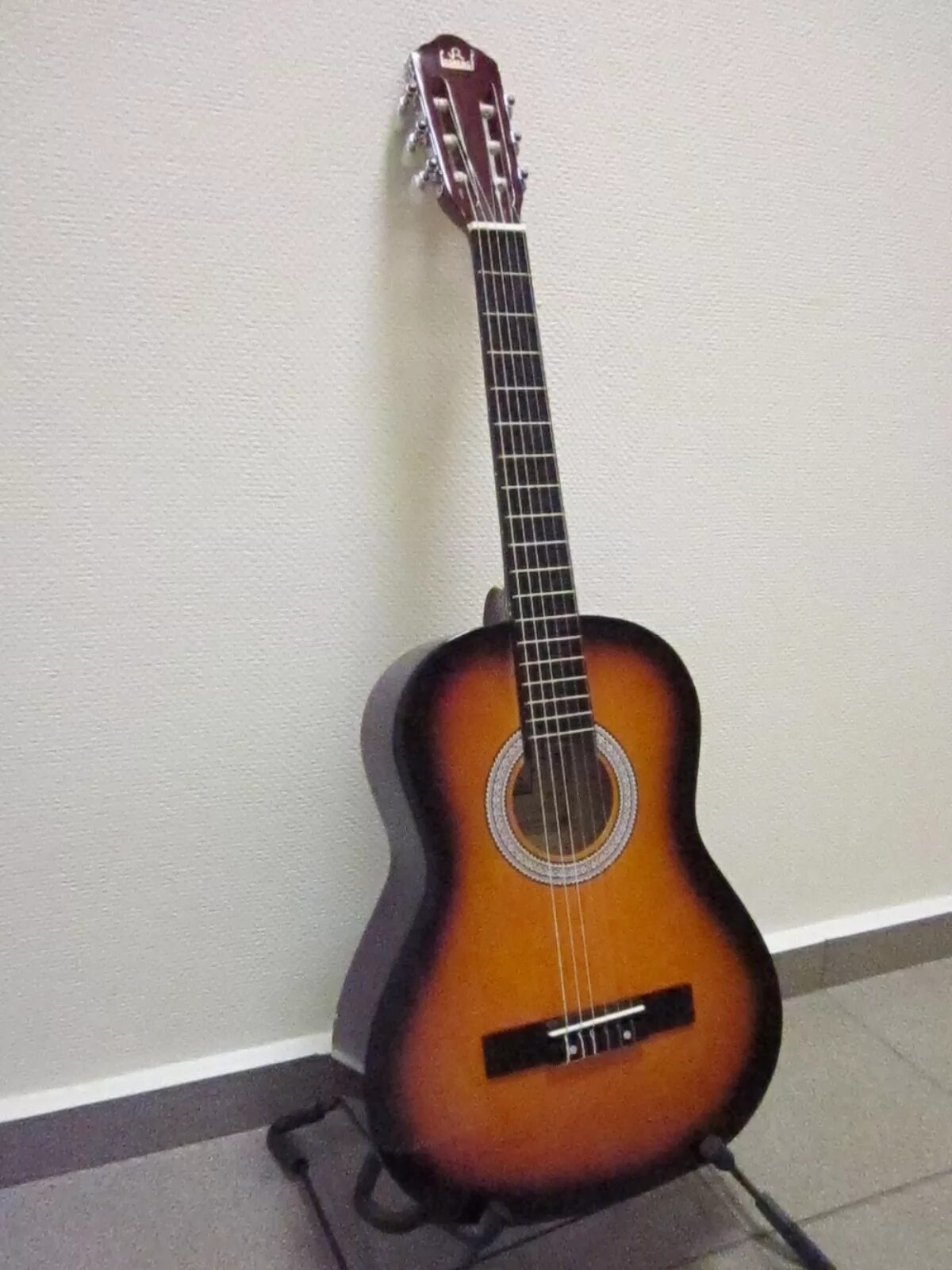 Классическая гитара цвет санберст. Newart GC- SB 20 - гитара классическая 3/4 дюйма. Гитара Geso BC-b3.