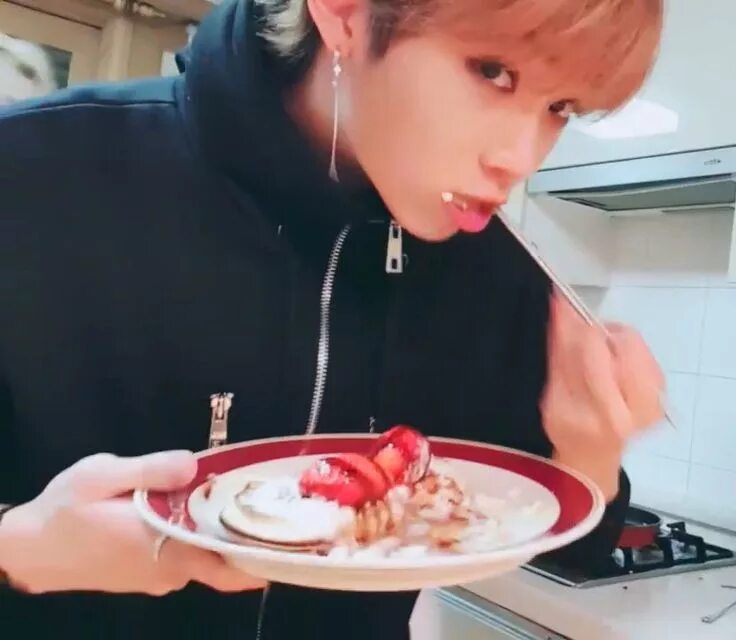 Стрей кидс готовят. Брауни феликса из stray kids. Ли мин хо стрей. Рун бтс. Бтс эра ран бтс.