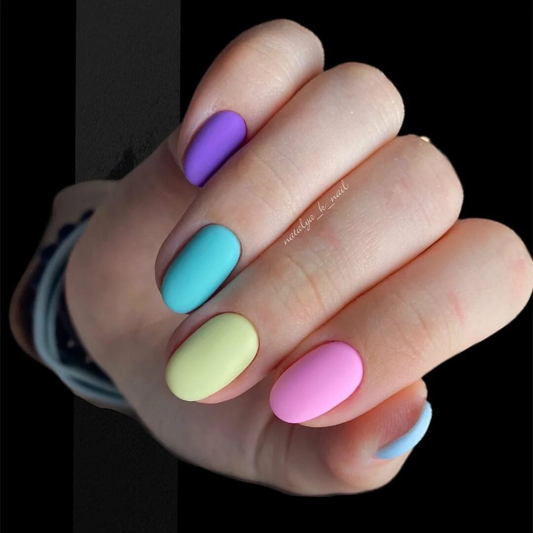 розовые матовые ногти. ногти фуксия матовые. летний маникюр разноцветный. градиент на ногтях мато вы. яркий матовый маникюр.