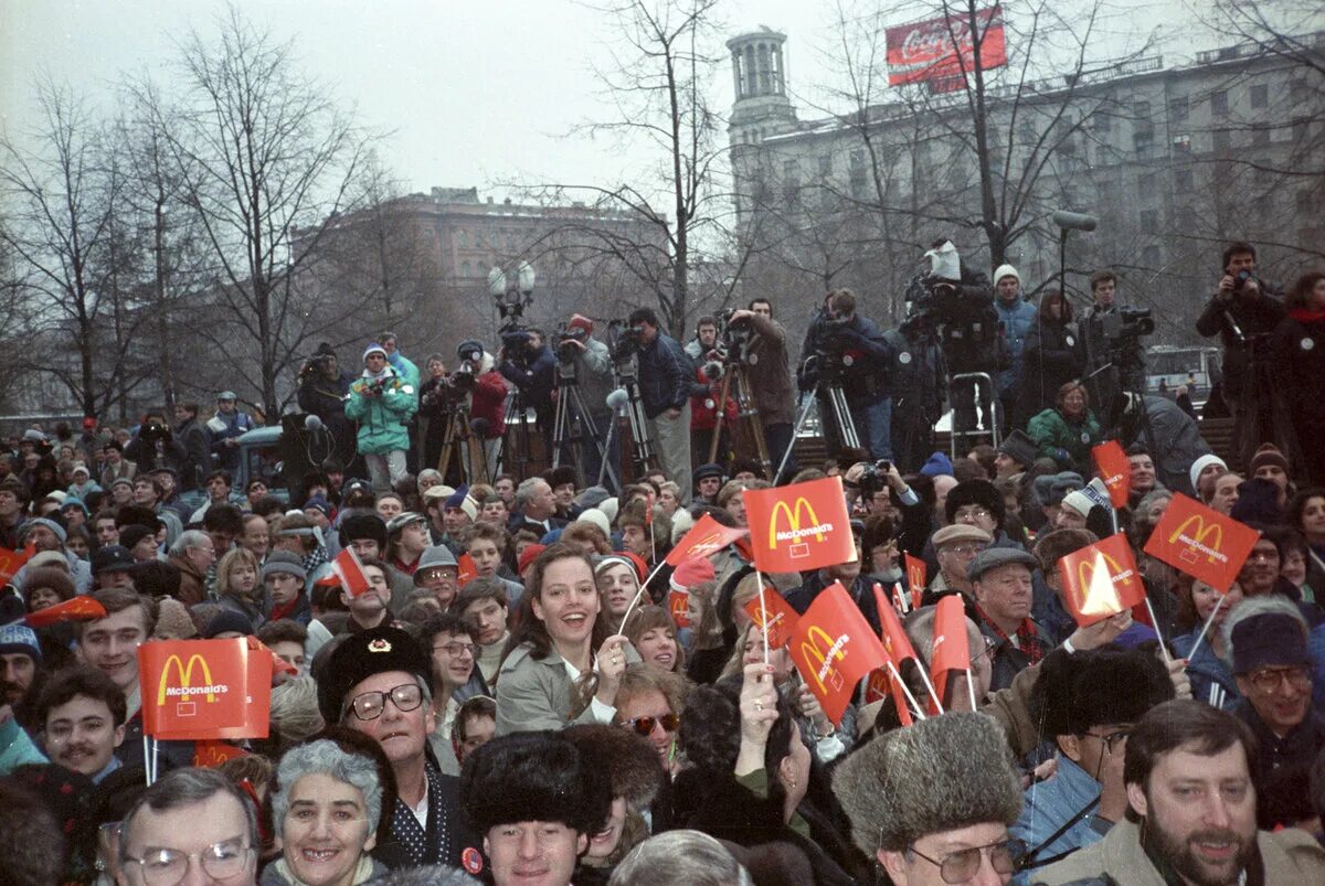 Какие макдональдсы открылись в москве. Очередь в макдональдс 1990 Москва. Открытие первого Макдональдса в Москве 1990. Открытие первого макдональдс в Москве, СССР, 1990 год. Макдональдс в 1990 году в Москве.