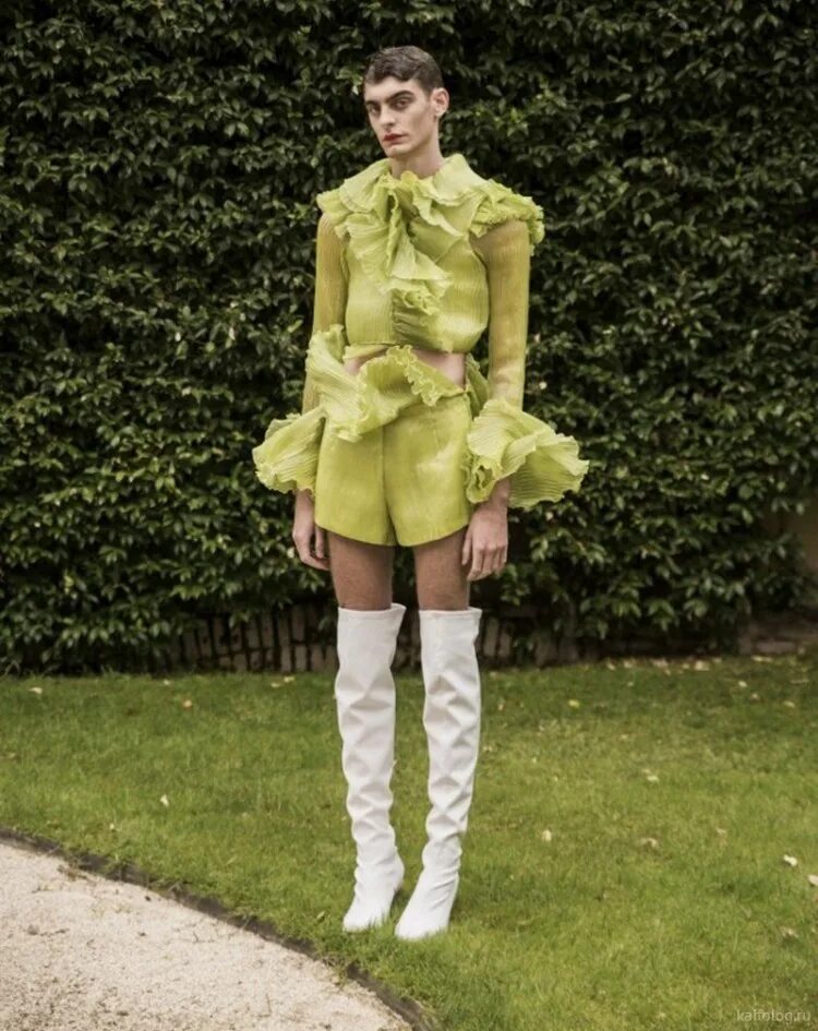 Мужчины в женском. Мальчик в женском платье. Мужчины в женском. Мальчики в женском. Парни в женском платье.