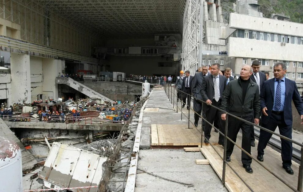 Саяно шушенская гэс последствия. Саяно-Шушенская ГЭС авария 2009. Саяно-Шушенская ГЭС авария. 2009 Год. Авария на Саяно-Шушенской ГЭС. Катастрофа на Саяно-Шушенской ГЭС 2009.