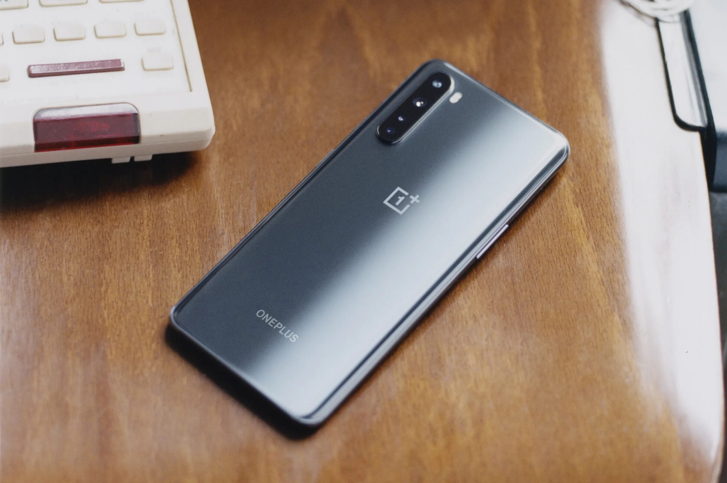 Oneplus nord 2t 5g. Смартфон ван плюс норд. Смартфон ван плюс норд. Oneplus 5t oneplus 10 pro. Смартфон ван плюс норд.
