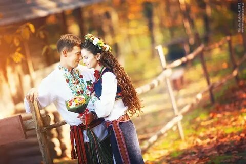 Пара в национальных костюмах