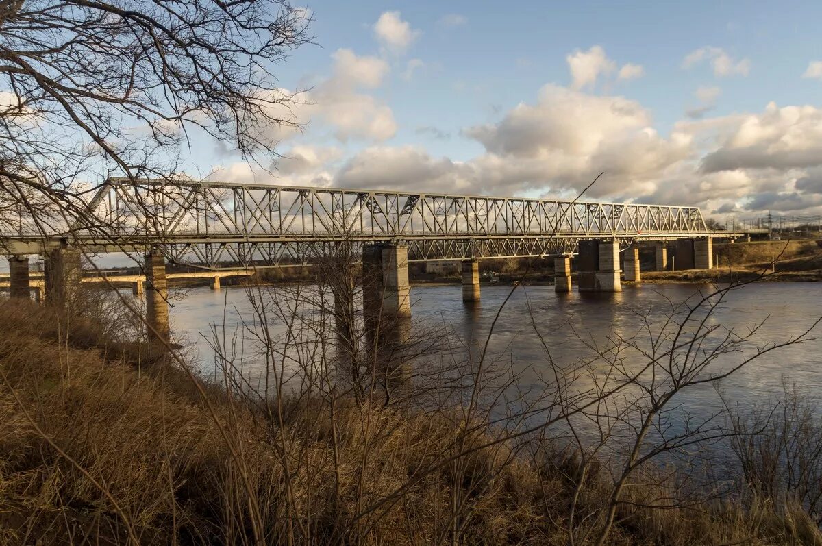 Волхов какая река. Река волхов ленинградская область. Река волхов великий новгород. Река волхов в великом новгороде. Река волхов ленинградская область.