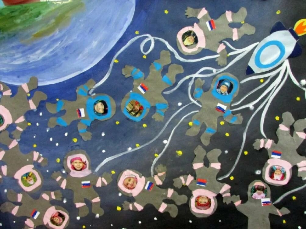12 апреля старшая группа. Космос коллективная работа в детском. Коллективное панно космос. Коллективное рисование. Коллективная аппликация на тему космос в детском саду.
