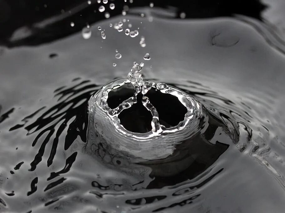 Движение капли воды. Капля. Черные камни в каплях. Вода. Капля воды фото.