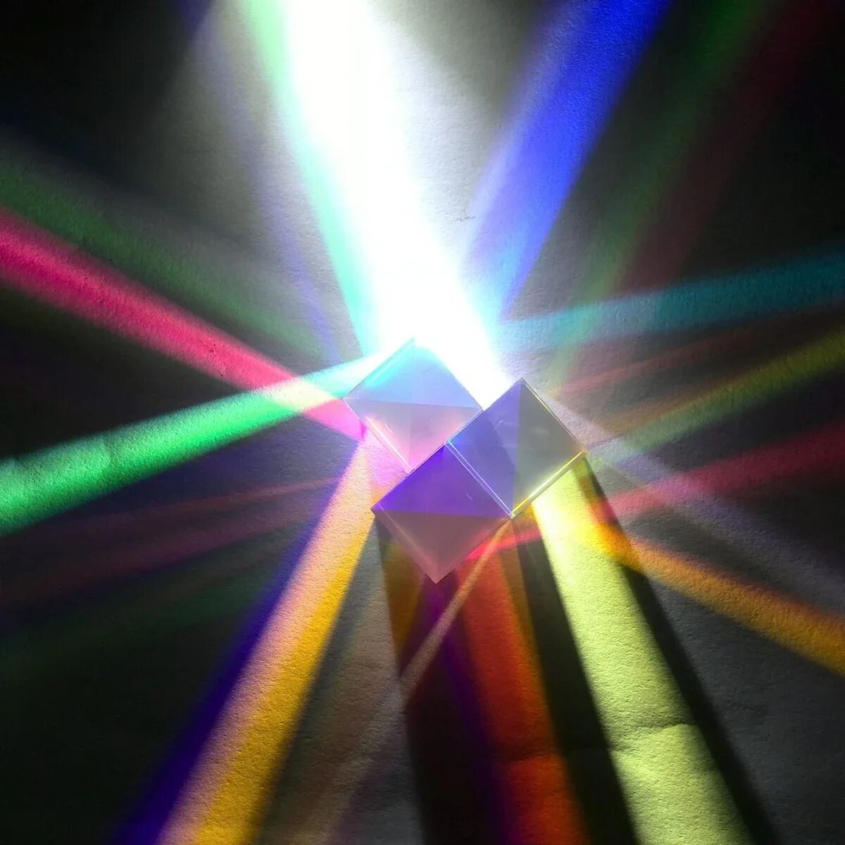 Optics Prism Spectr. Радуга через призму. Цветовая Призма. Радужная Призма. Физики светящиеся