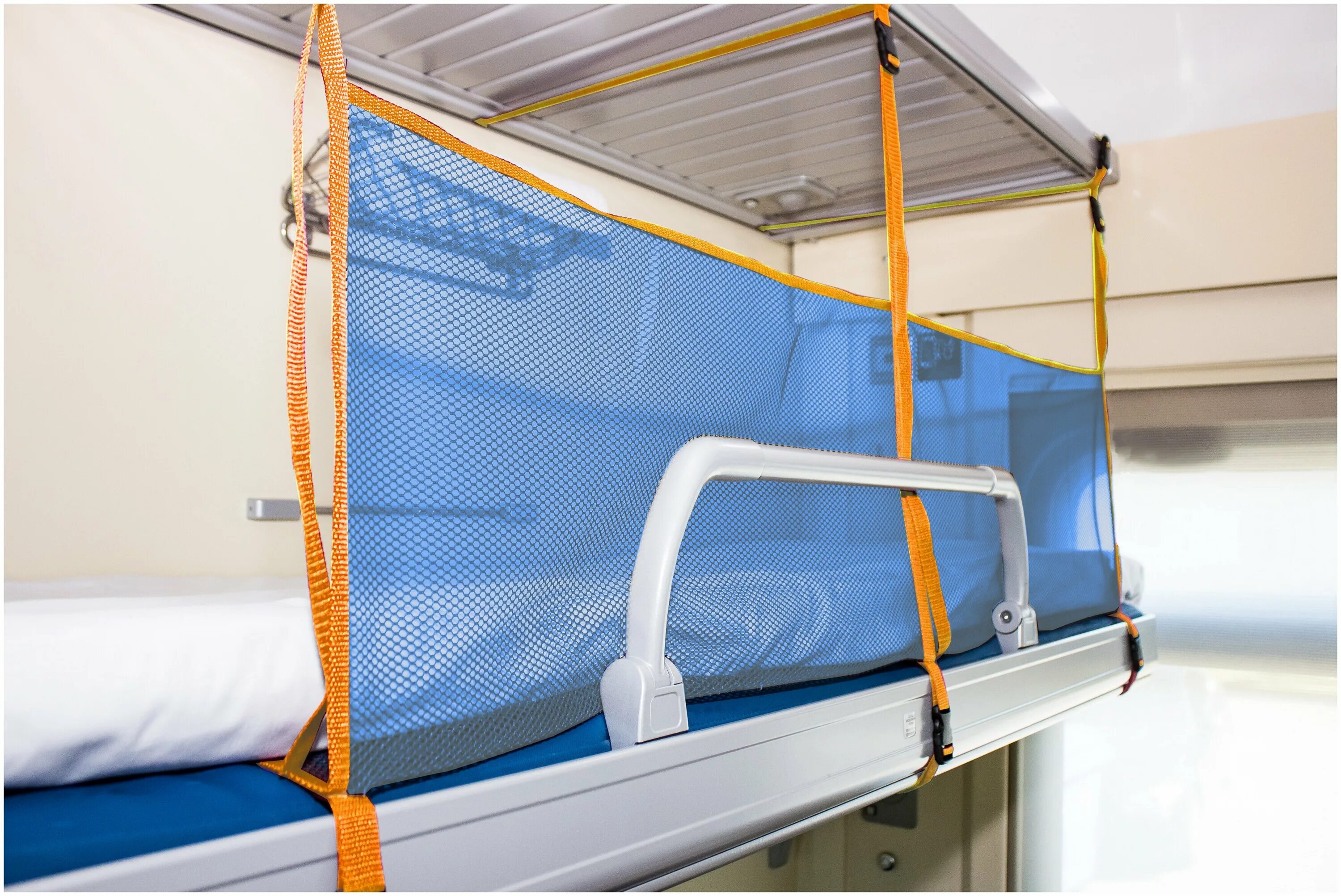 купе ржд верхняя полка. боковая верхняя полка в вагон ржд. лесенка на верхнюю полку в купе. лесенка в купе для верхней полки. ржд купе багажная полка.