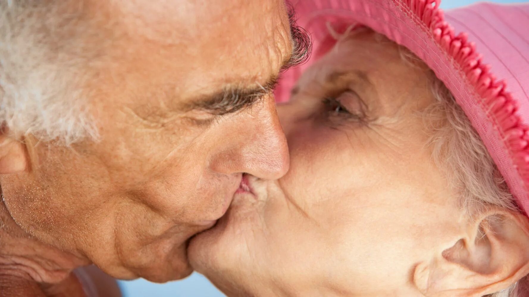 Пожилые супруги видео. Поцелуй бабушки и дедушки. Поцелуй пожилых. Бабушка поцелуй.