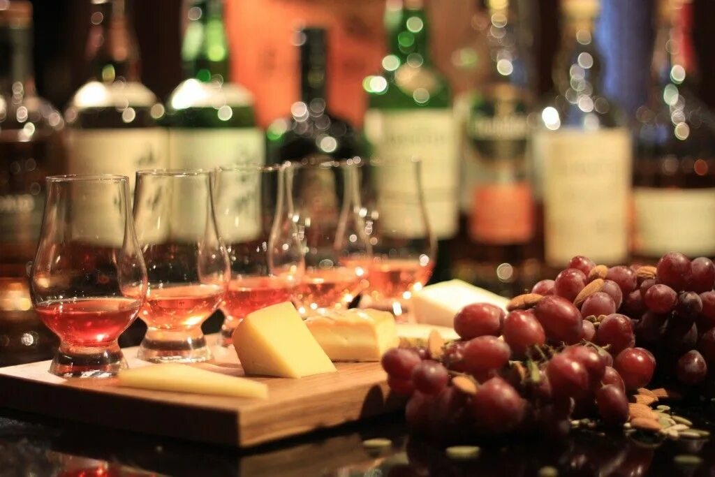 Фестиваль виски шотландия атмосфера. Whisky tasting. Бокал для дегустации крепких напитков. Scotch whisky. Дегустация виски.
