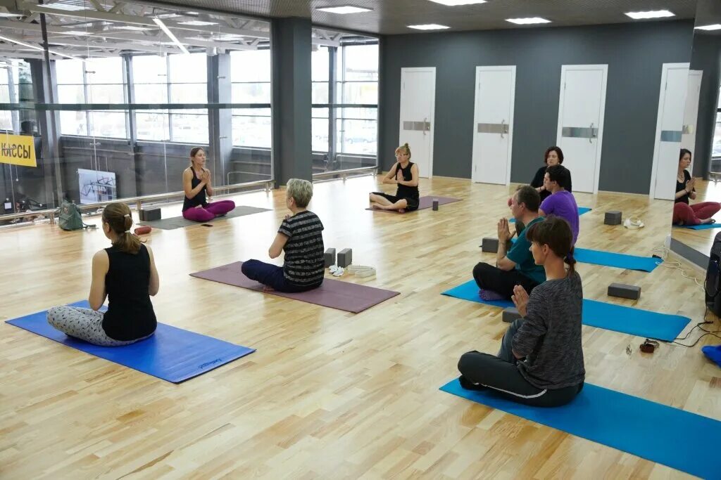 Йога на 8 парковой. Королевы йоги. Yoga queens. Школа танцев силуэт дыбенко 122. Королевы йоги evelina.