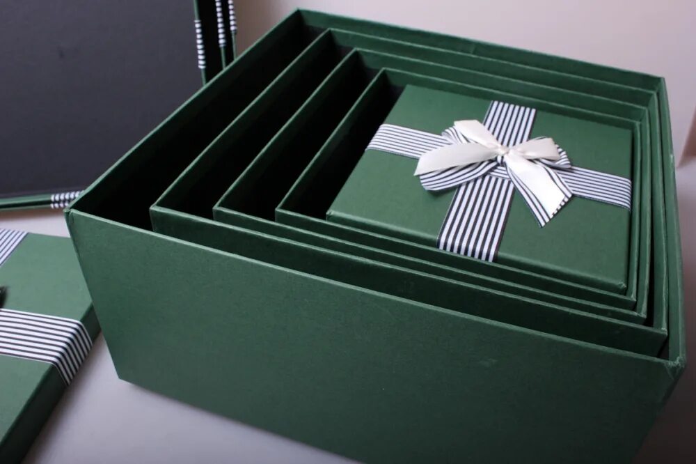 Коробка зеленого цвета. Зеленые подарочные коробки.