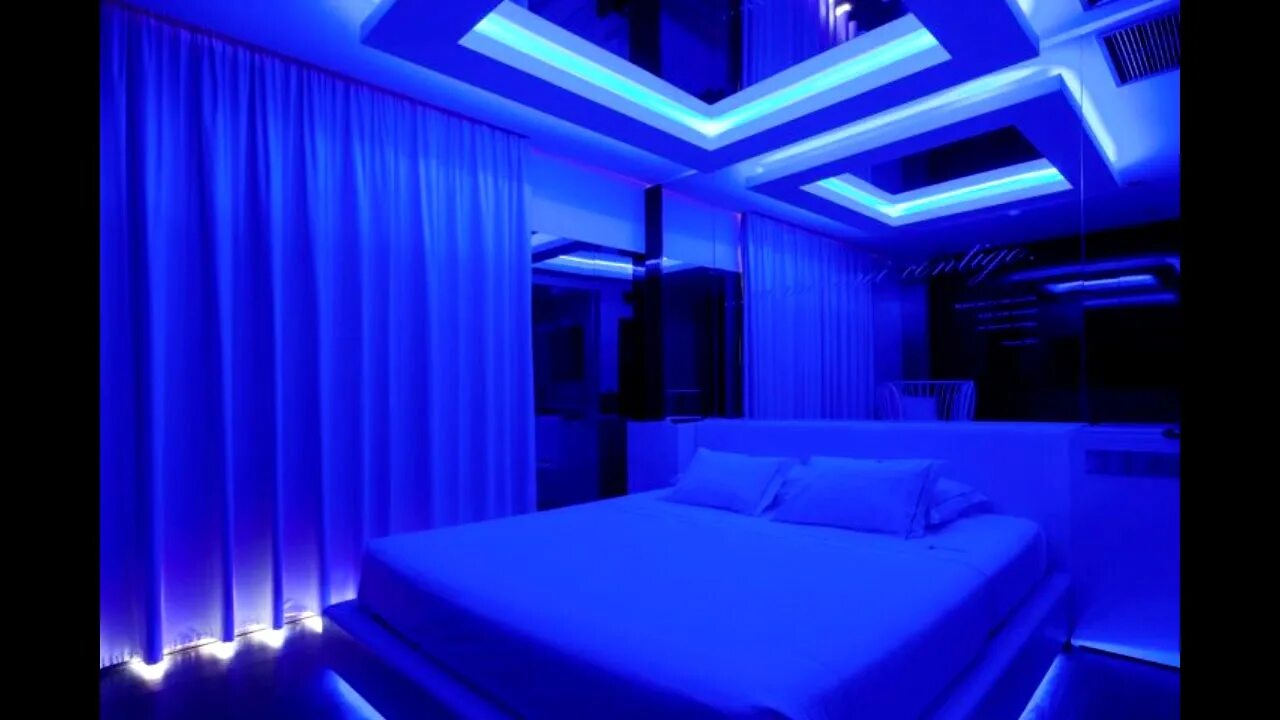 Холодный синий свет. Синий свет. Человек в синем освещении. Свечение. Портреты с разным освещением.