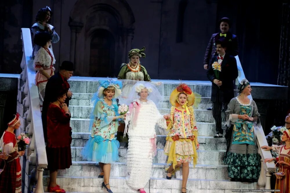 Театр бабкиной за двумя зайцами актеры. Спектакль за 2 зайцами в театре бабкиной. За двумя зайцами надежда бабкина. За двумя зайцами театр бабкиной. За двумя зайцами бабкина.