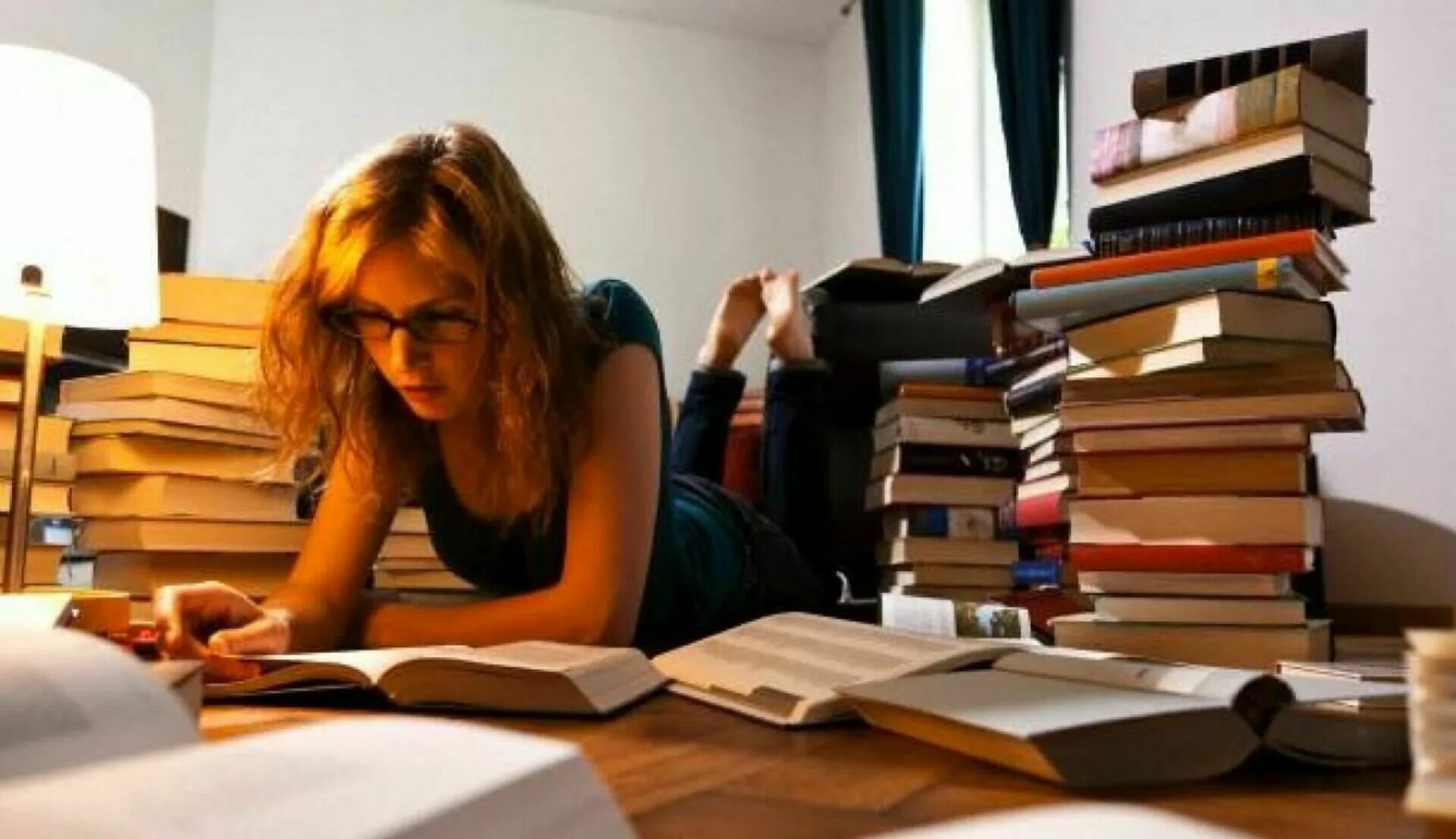 Молодой писатель. Самообразование высшее образование. Знания мудрость самосовершенствование. Студент с компьютером. Что такое эрудиция человека.