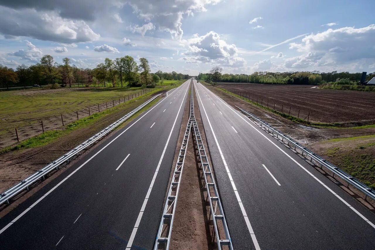 Главная автомобильная дорога. Автомагистраль в Голландии. Автобаны Нидерландов. Голландия Автобан. Идеальная дорога.