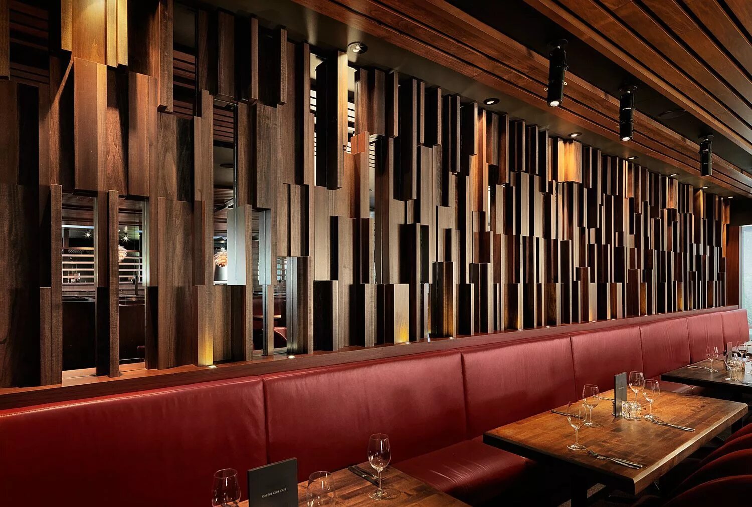 Барные стойки. Необычные барные стойки. Барная стойка для кофейни. Деревянная панель в баре. Кафе в офисе.