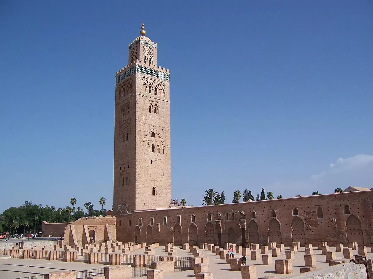 Мечеть Кутубия в Марракеше. Минарет Кутубия в Марракеше. Минарет Кутубийа в Марракеше. Башня Хасана в Рабате.