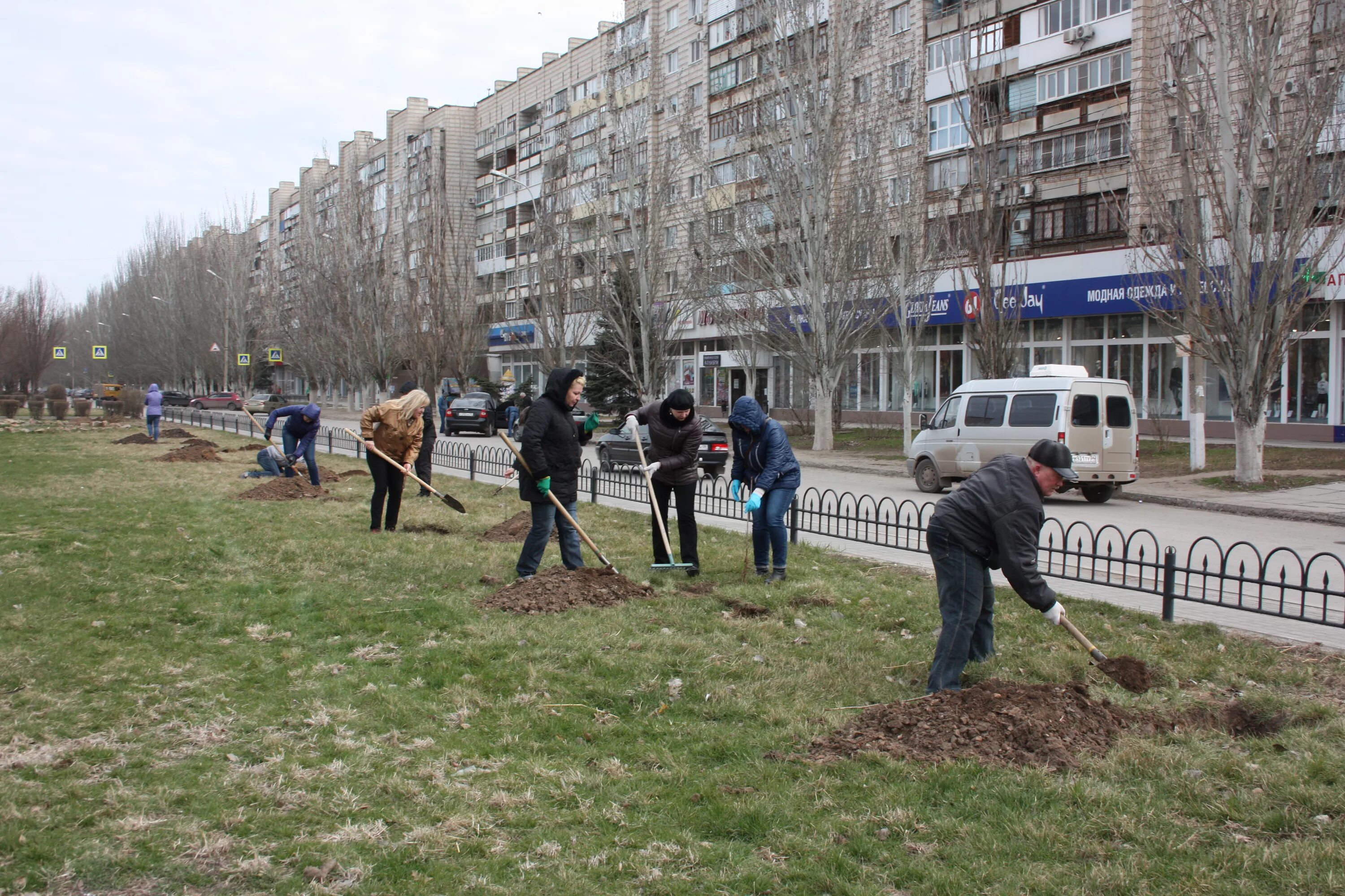 Какой будет апрель в волгограде. Волгоград благоустройство Красноармейский бульвар. Аллея на бульваре Энгельса Волгоград. Парк на бульваре г Волгоград Красноармейский район. Красноармейский район Волгоград весной.