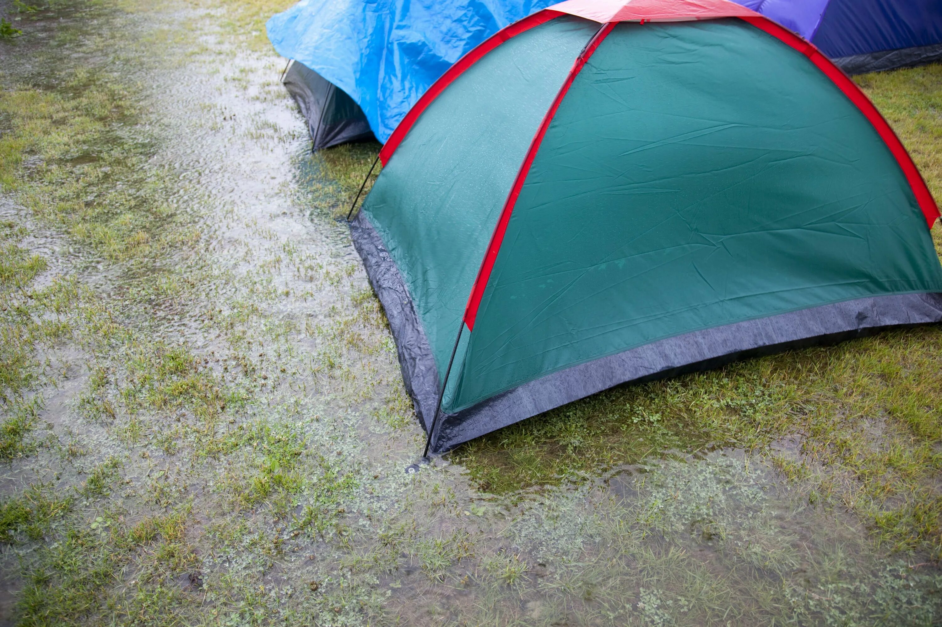 Палатка под дождем. Дождь палатка. Кемпинг в дождь. Поход с палатками в дождь.