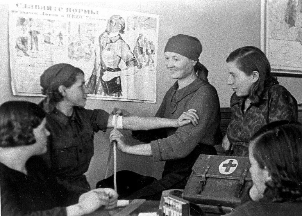 Социальное обслуживание пожилых граждан и инвалидов. Советские плакаты о страховании. Социальная защита пожилых. Соц работник. Советский врач.