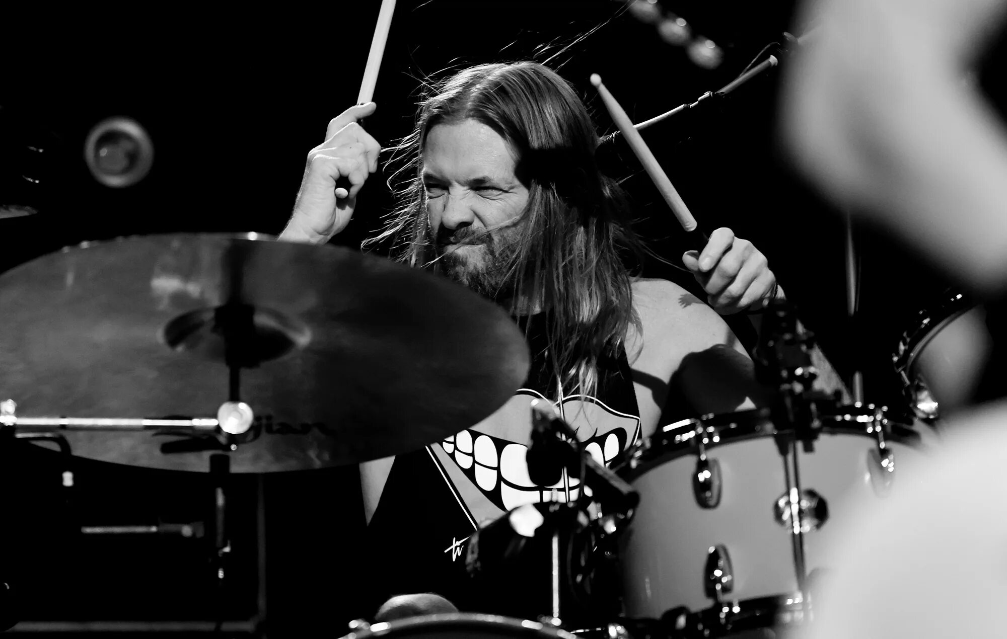 Taylor hawkins. Taylor foo fighters. новый барабанщик foo fighters. хоукинс тейлор. 100 барабанщик.