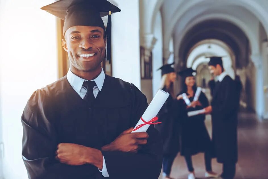 Молодой студент. Студент с деньгами. I am a graduate student. Афроамериканец студент. Graduates.