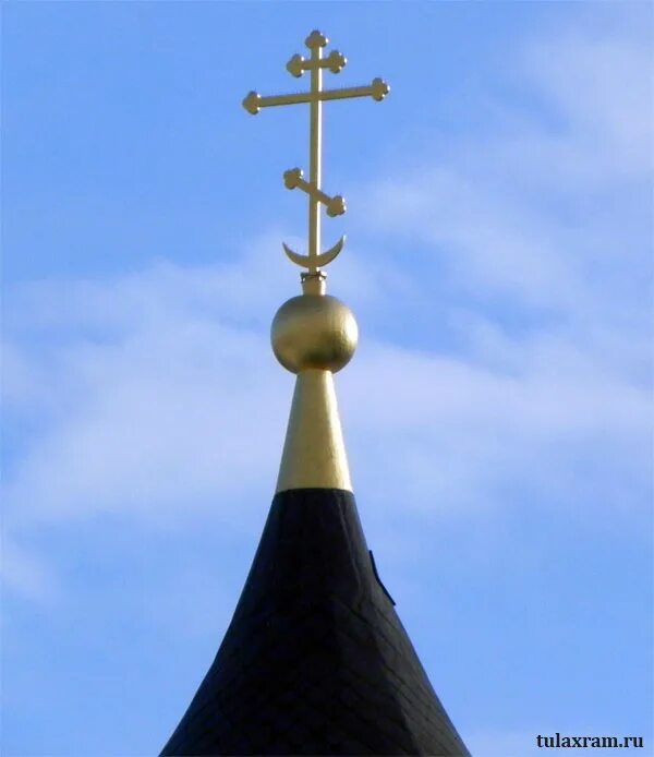 накупольный крест с полумесяцем. дмитриевский собор во владимире крест с полумесяцем. христианский крест с полумесяцем на церкви. православный крест на куполе церкви с полумесяцем. кресты с полумесяцем на храмах.