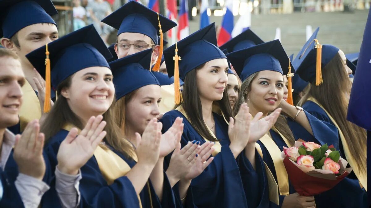 Выпускники университета. Выпускник вуза. Выпускной в университете. Выпуск студентов. По окончанию института наши выпускники могут рассчитывать