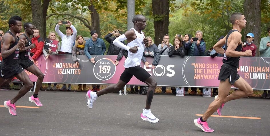 Пробежала 42 километров. Кипчоге бегун кенийский. Элиуд Кипчоге рекорд. Кипчоге марафонец. Элиуд Кипчоге техника бега.