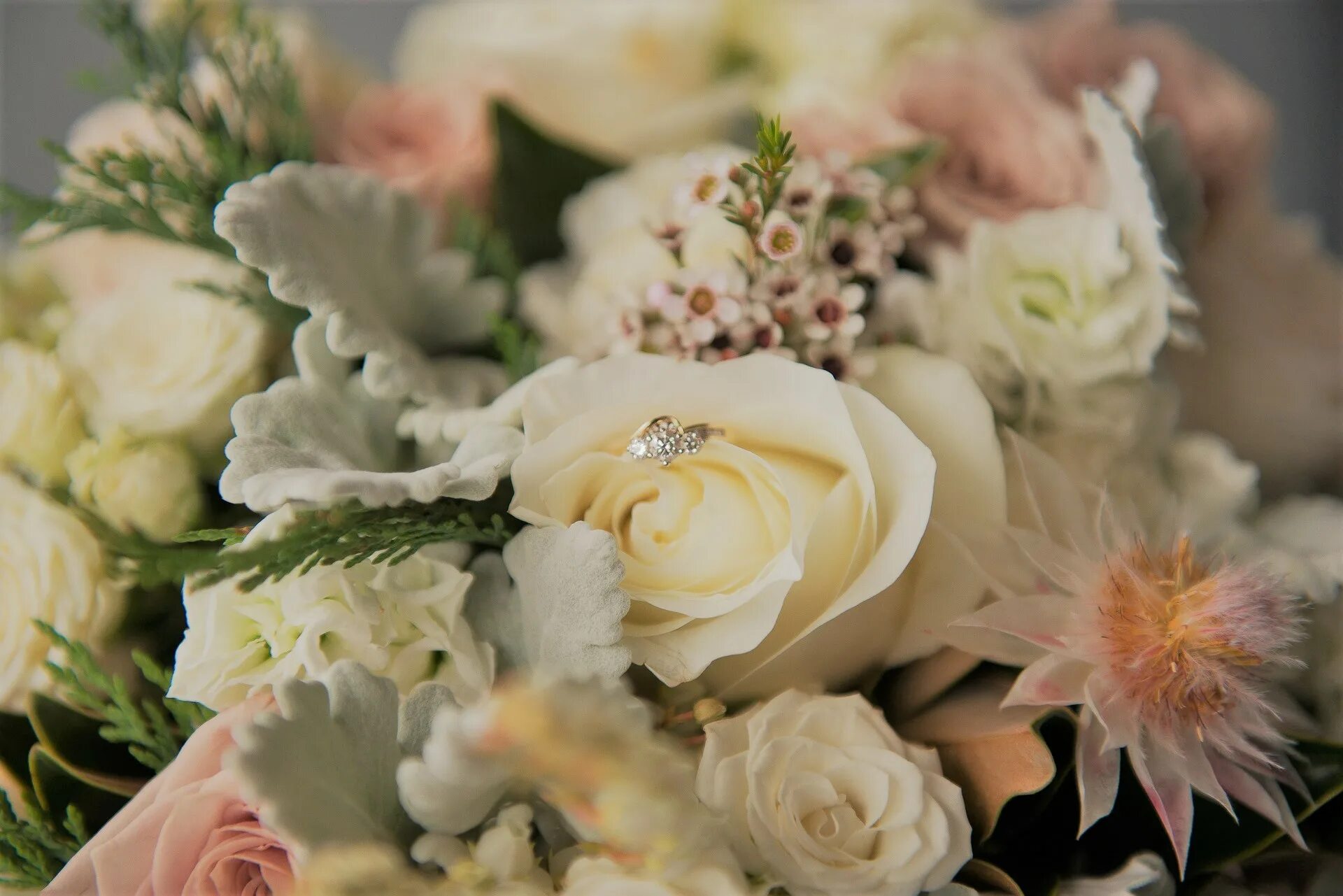Букет на помолвку. Цветы на свадьбу. Свадьба с цветами розы. Шикарные букеты для Помолвки.