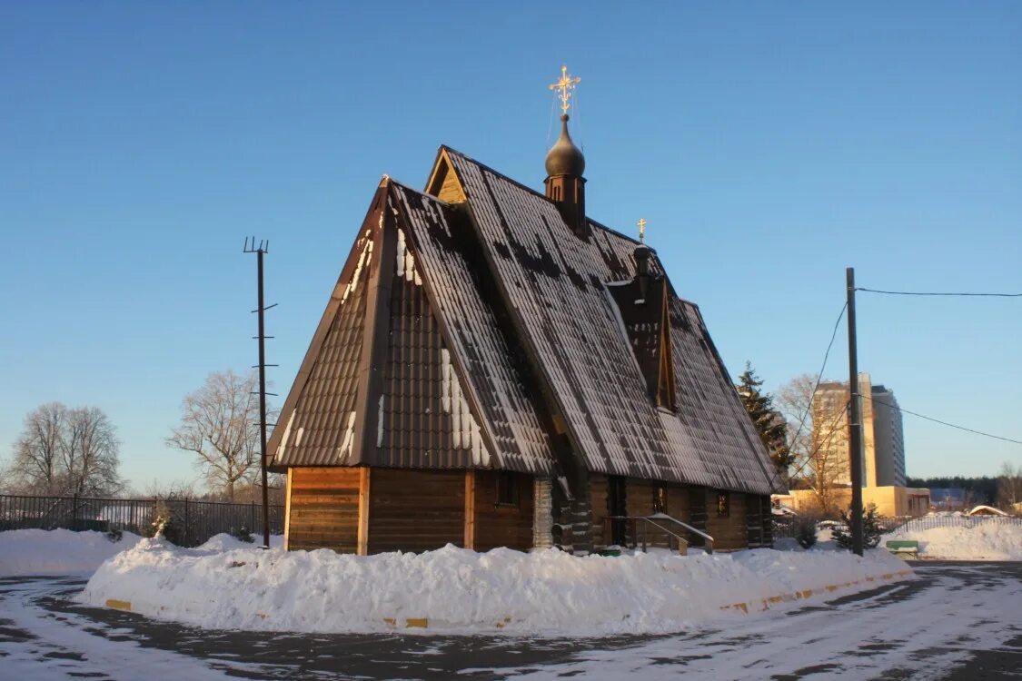 Храм в катюшках лобня настоятель фото. Филаретовский храм лобня. Храм преподобного сергия радонежского в бибиреве. Серафимовский храм лобня настоятель. Храм в лобне в катюшках.