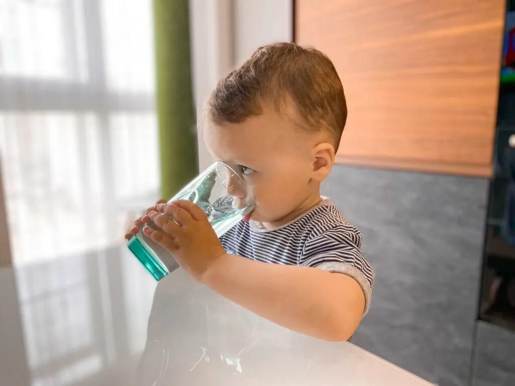 Ребенок год не пьет воду. Ребенок пьет воду из бутылки. Дети воды. Мальчик пьет воду. Ребенок пьет чистую воду.