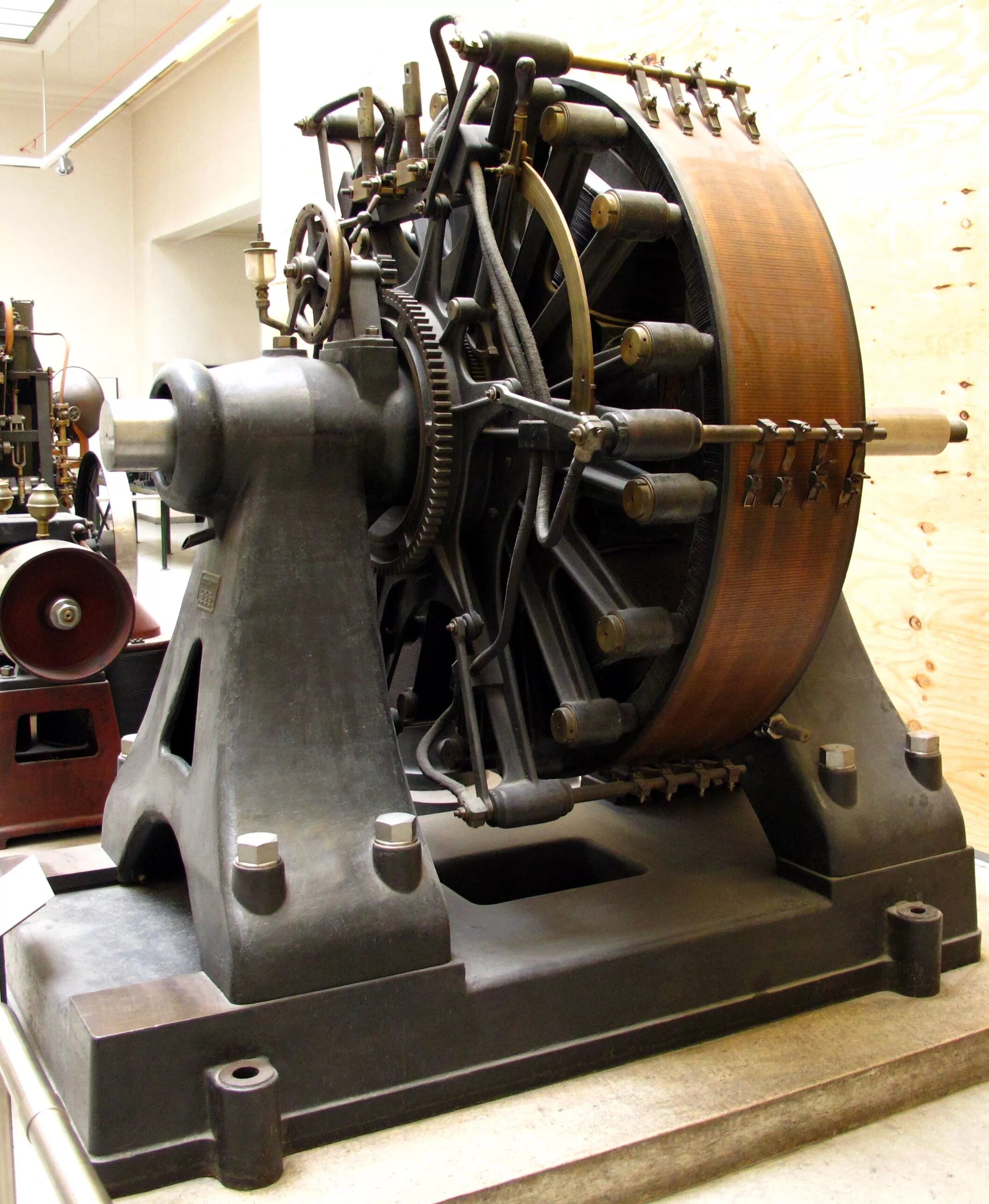Первые электро. Первый электрический двигатель. Первая Электромашина ампер. Аньос едлик первый электрический двигатель. Electric Motors jpg.