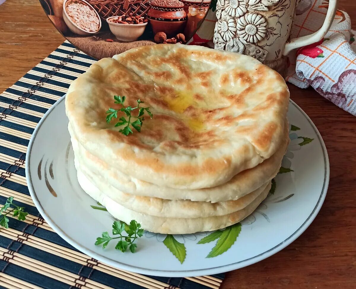 Хачапури рецепт теста с творогом. Хачапури на сковороде. Хачапури с творогом. Хачапури с творогом и сыром. Хачапури с творогом и сыром на сковороде.