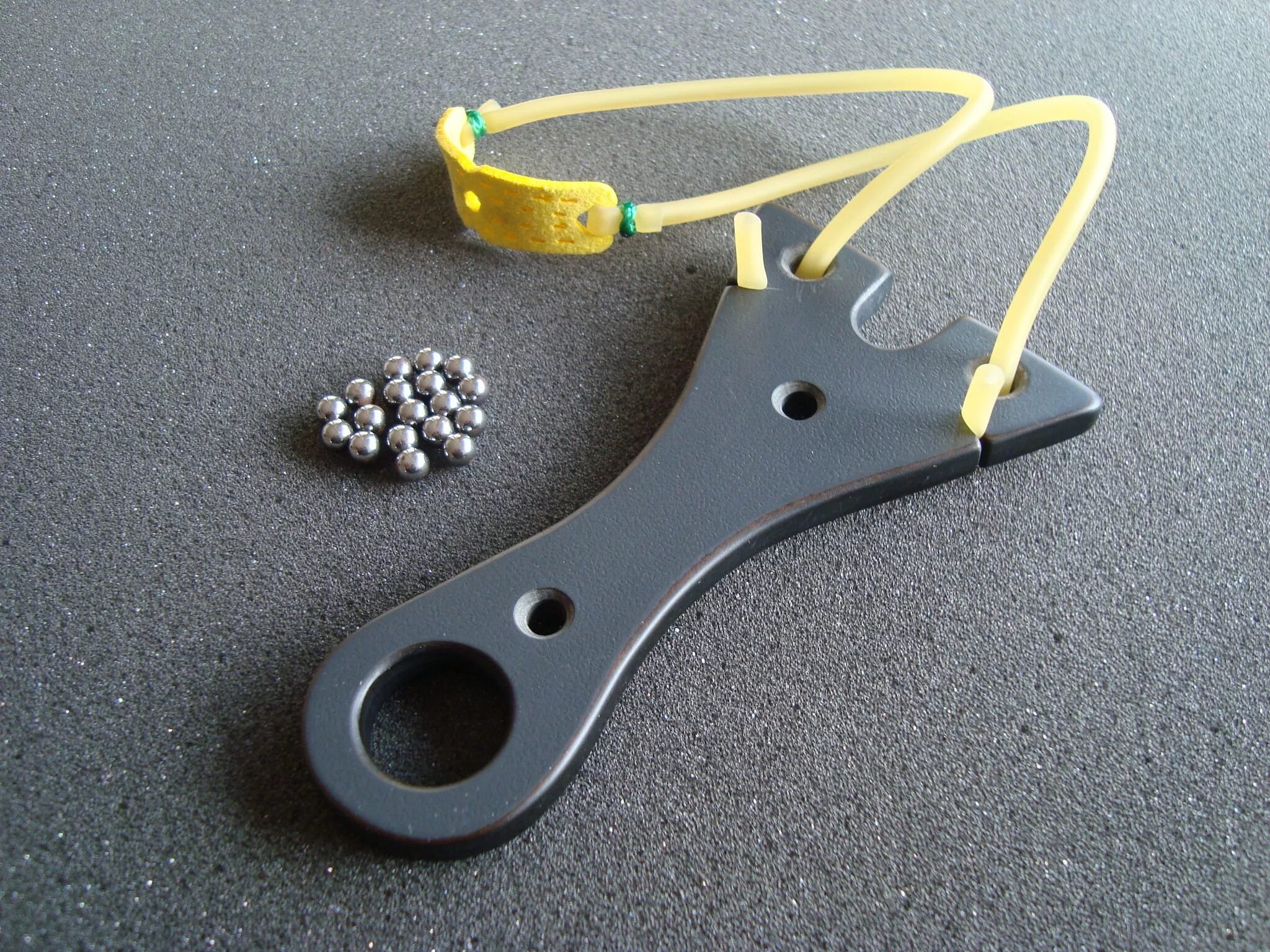 как сделать маленькую рогатку. рогатка своими руками. рогатка. рогатка. самодельная рогатка.