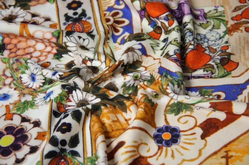 Плательная вискоза одежда из нее. Dolce gabbana вискоза. Ткань в русском народном стиле. Шитьё ткань хлопок. Батист с вышивкой.