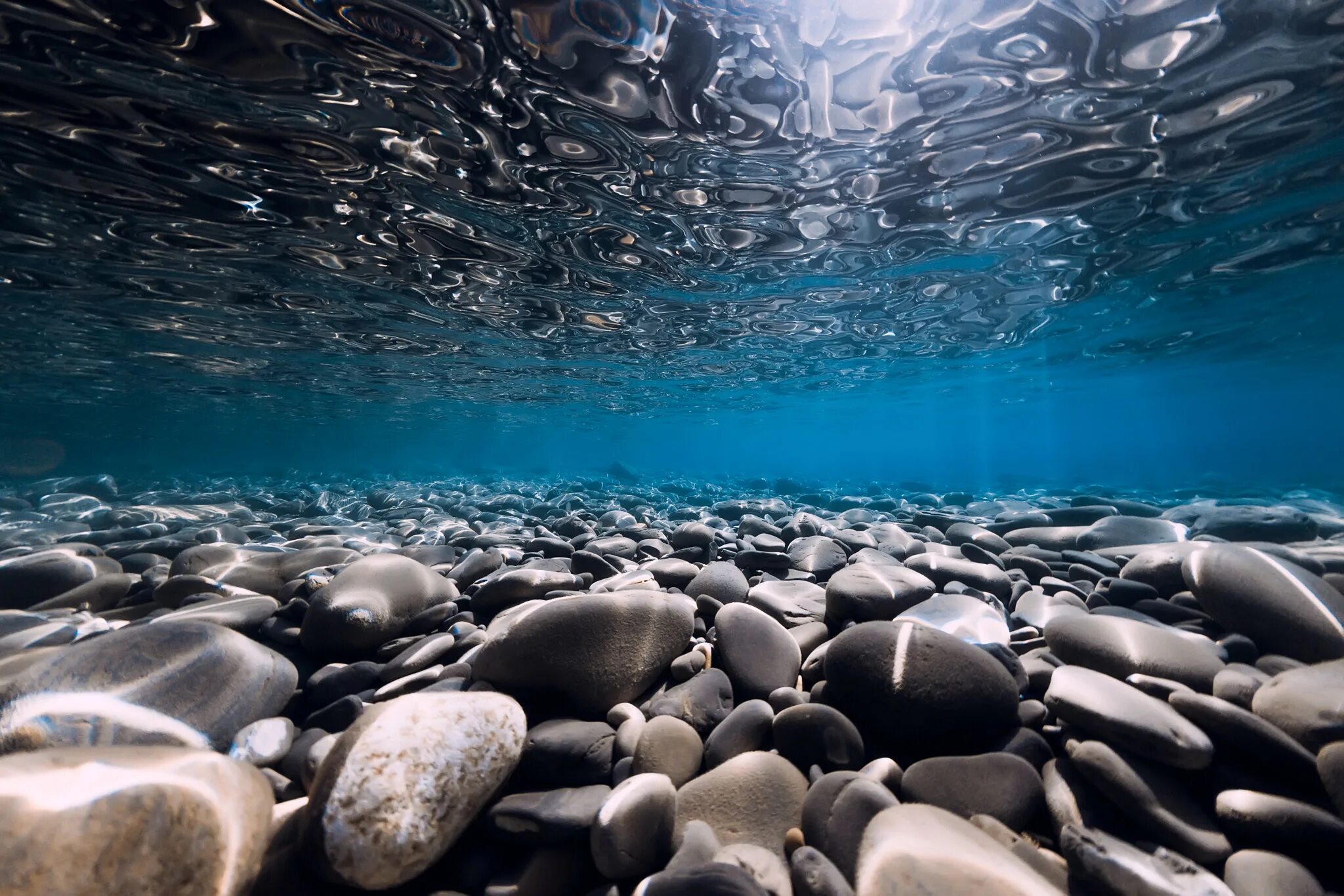 Камни под водой. Подводные пейзажи. Под водой. Прозрачное море под водой. Москва подводные камни