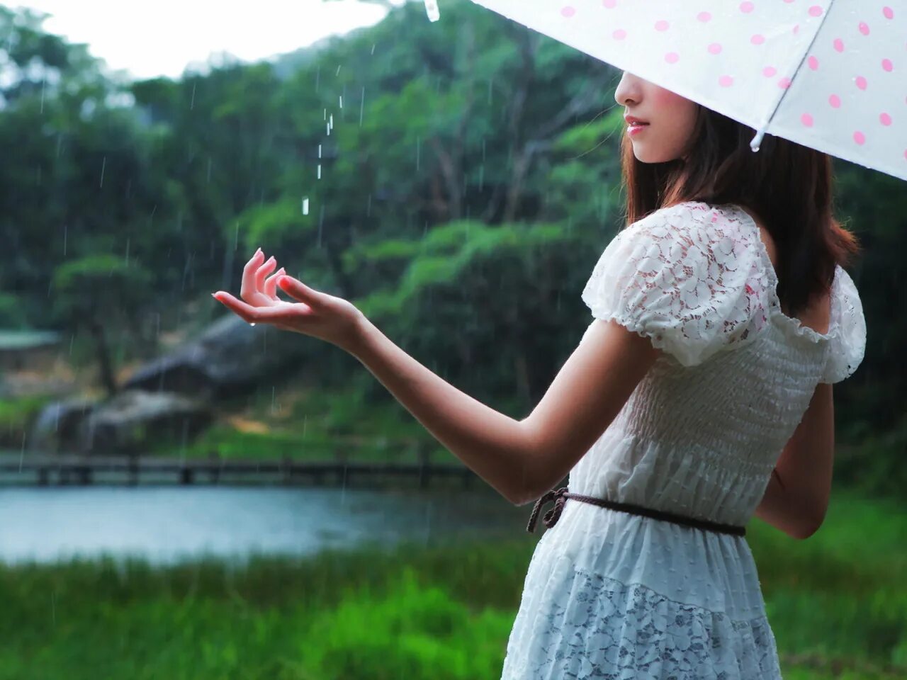 Девушка делает дождь. Девушка дождь. Девушка делает дождь. Девушка делает дождь. Девушка под дождем.