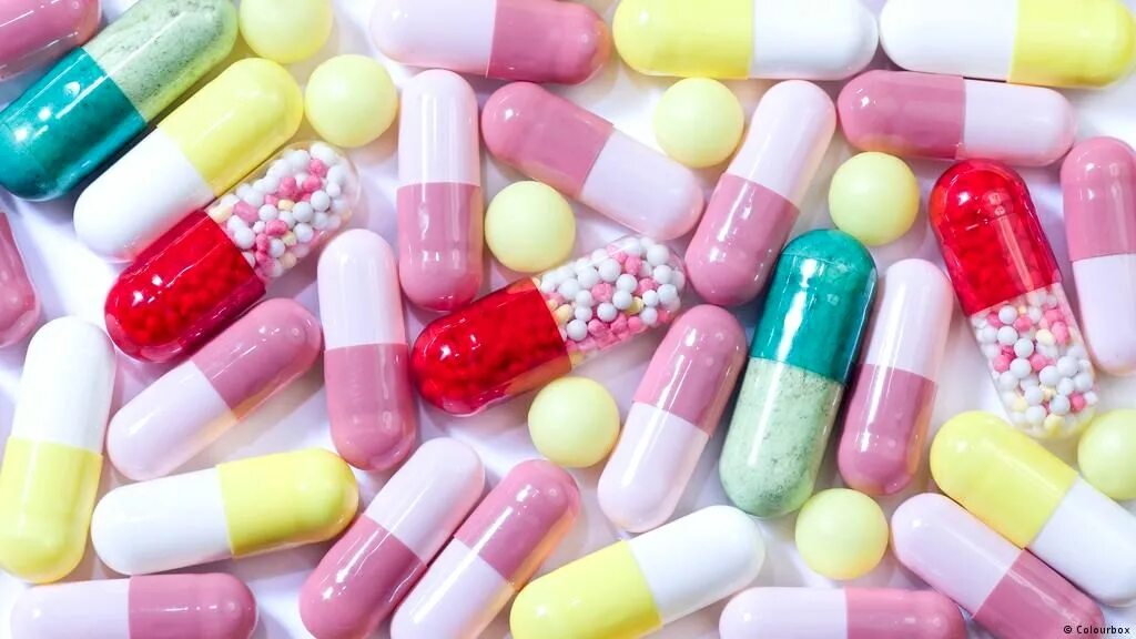 Препараты различных заболеваний. Разноцветные таблетки. Разноцветные капсулы. Таблетки капсулы. Красивые таблетки.
