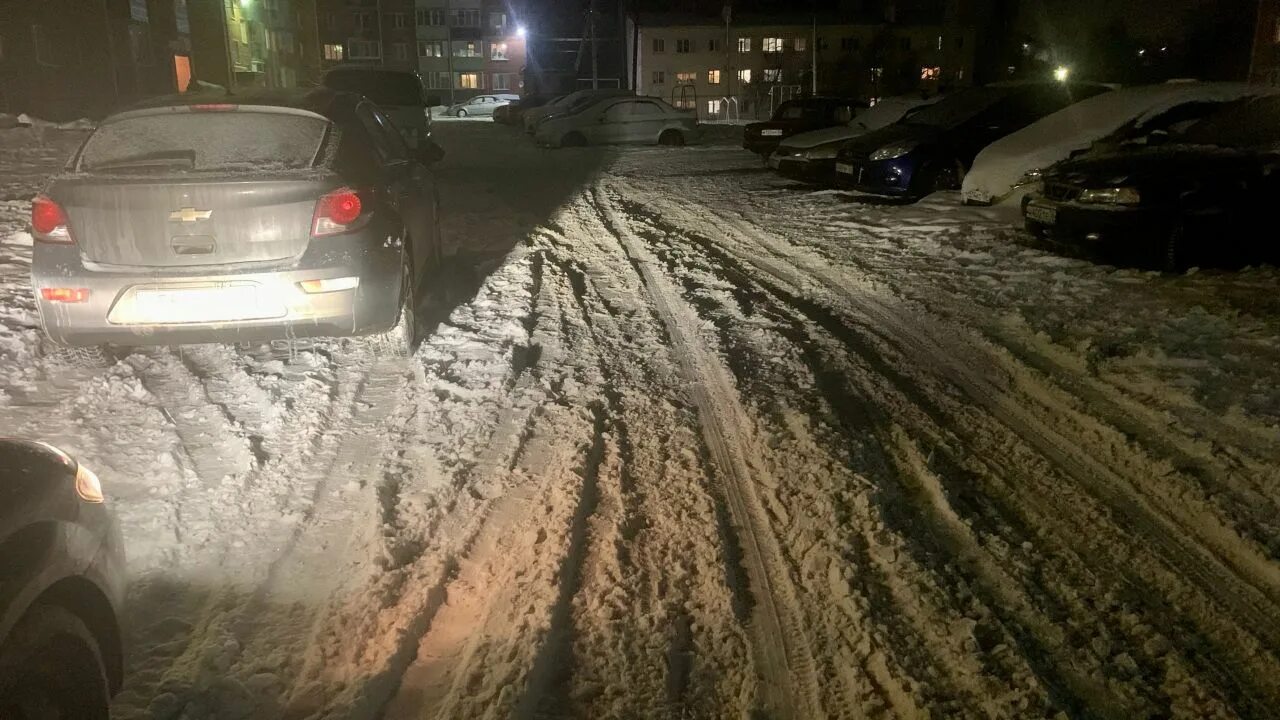 Воронеж завалило снегом. Плохая дорога снег. Заваленные снегом дороги. Чистка дороги от снега. Почему на улице снег