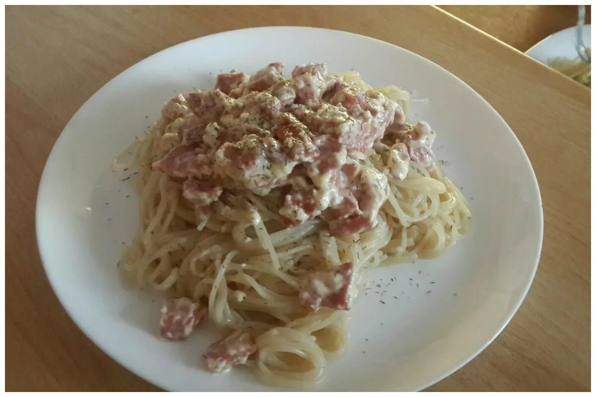 Спагетти карбонара с панчеттой. Паста с колбасой и сыром. Карбонара с сосисками. Макароны с сыром и сосисками. Макароны с сардельками.
