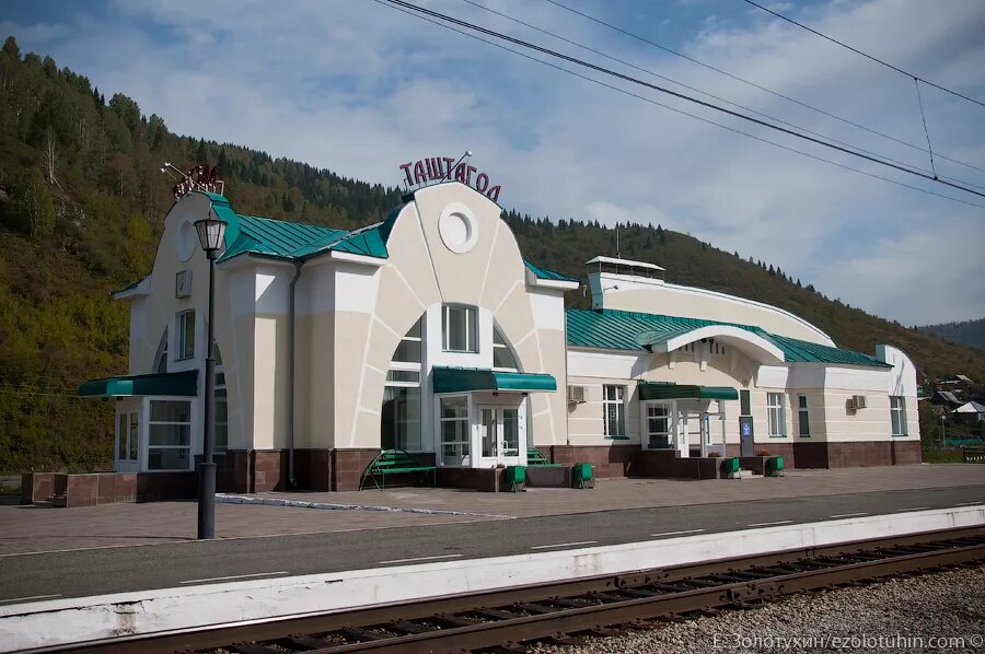 Таштагол кемеровская область население. Храм георгия победоносца в таштаголе. Город таштагол кемеровской области. Таштагол ул. Таштагол кемеровская область.