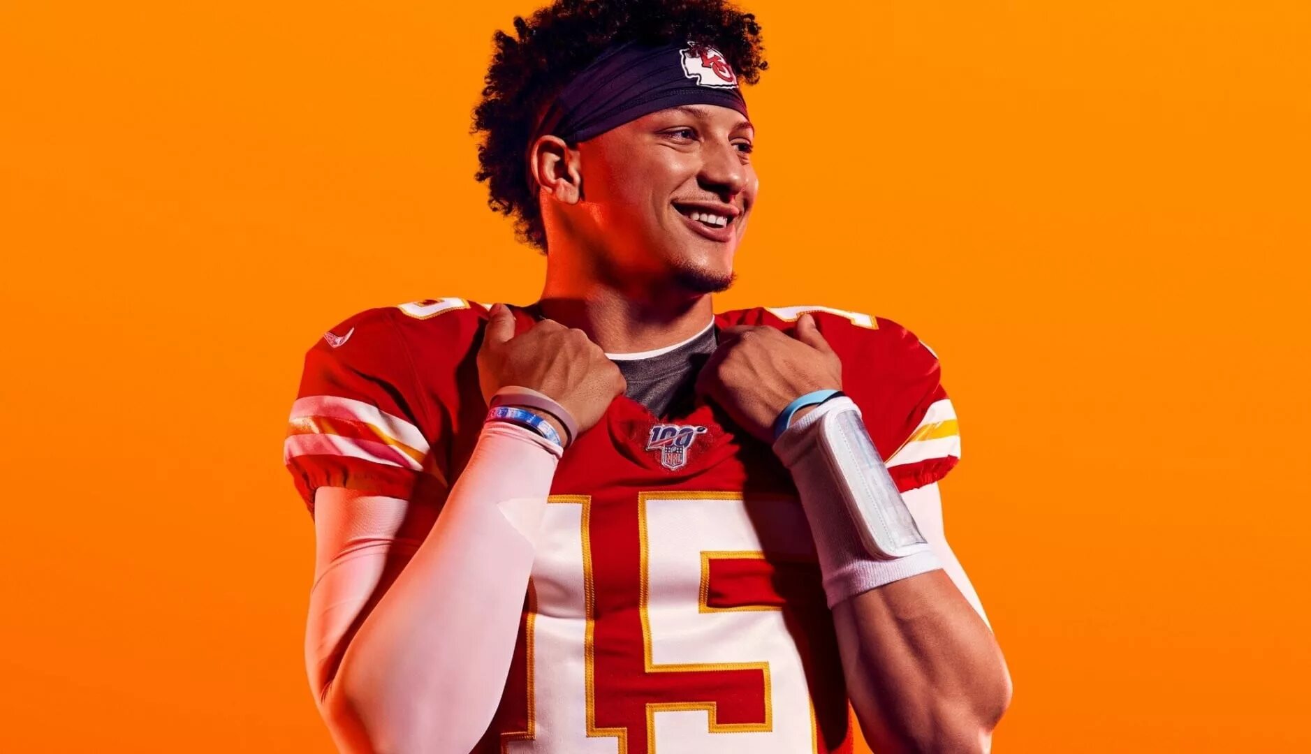 Патрик Махоумс американский футболист. Patrick Mahomes арт. Madden Stream. Реклама часов с игроком американского футбола Дэвид.