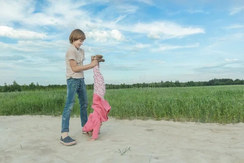 Брат поднял. Несёт сестру на руках. трюки с младшим братом. старшая сестра с младшей на руках. младший брат на руках старшего.