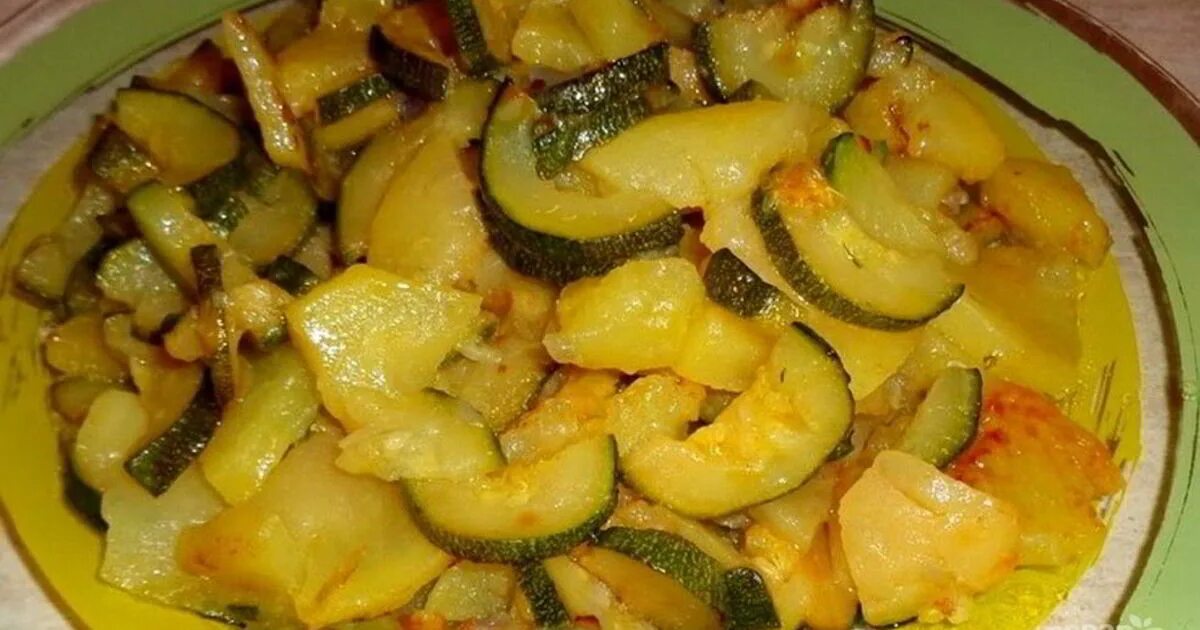 Кабачки с картошкой. Тушёные кабачки с картошкой. Гарнир из картофеля и кабачков. Кабачки с овощами и картошкой на сковороде тушёные. Рецепт картошка с кабачками в кастрюле