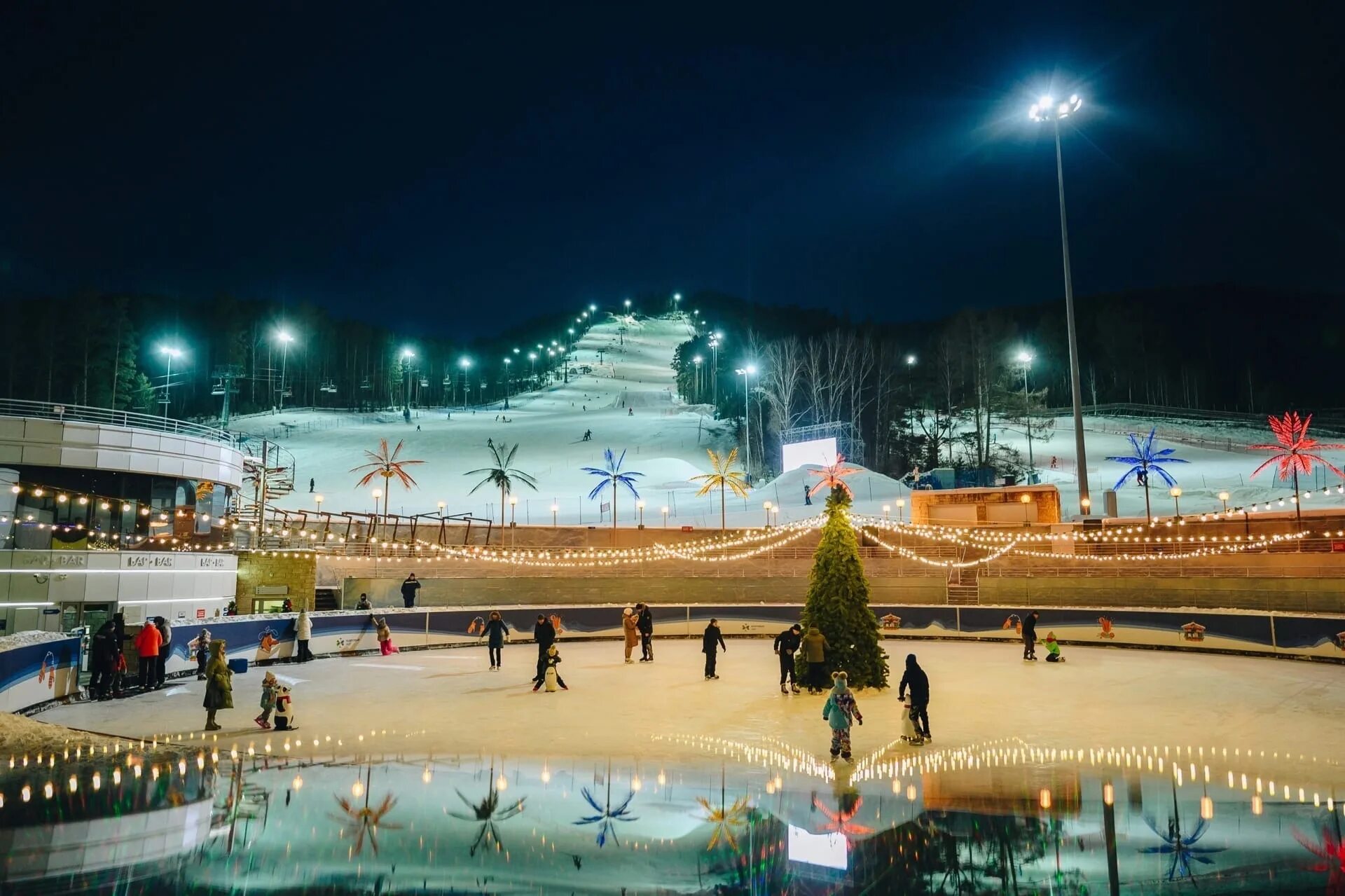 Катки красноярск расписание. Бобровый Лог каток Красноярск. Каток Зенит Арена. Каток около флагштока Зенит. Бобровый Лог Красноярск 2023.