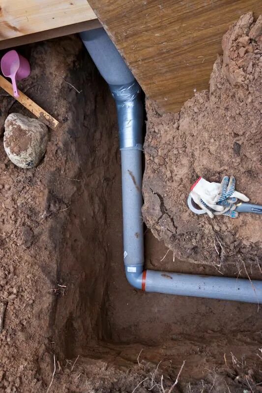 Теплоизоляция для труб водоснабжения в земле. Прокладка канализационных труб. Канализация в доме. Утеплённые трубы для водопровода в земле.