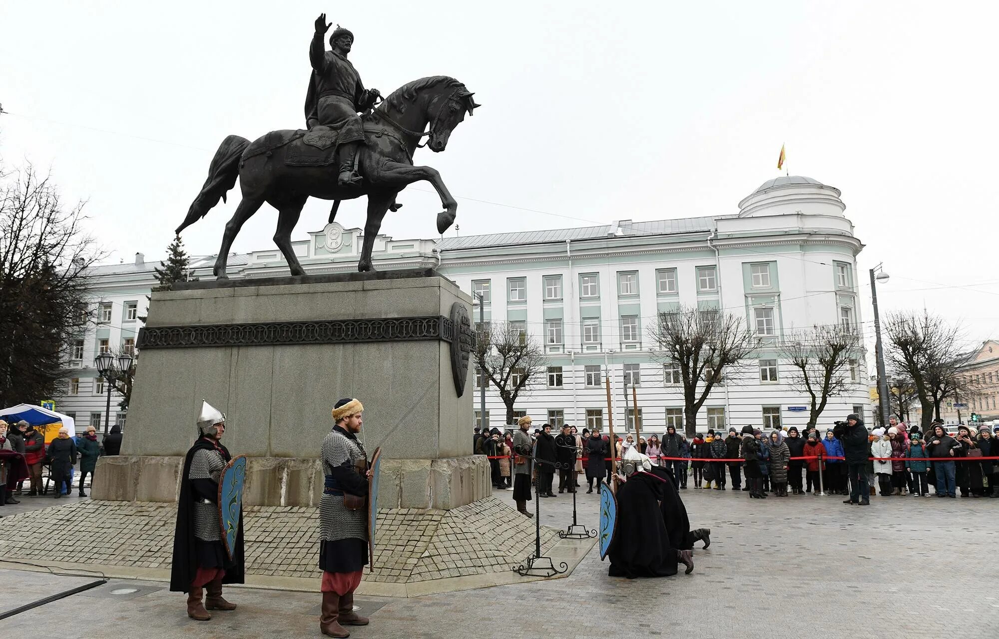 тверская площадь памятник долгорукому. памятник юрию долгорукому на тверской площади в москве. тверская памятник долгорукому. памятник долгорукому в москве на тверской. памятник юрию долгорукому в москве на тверской.